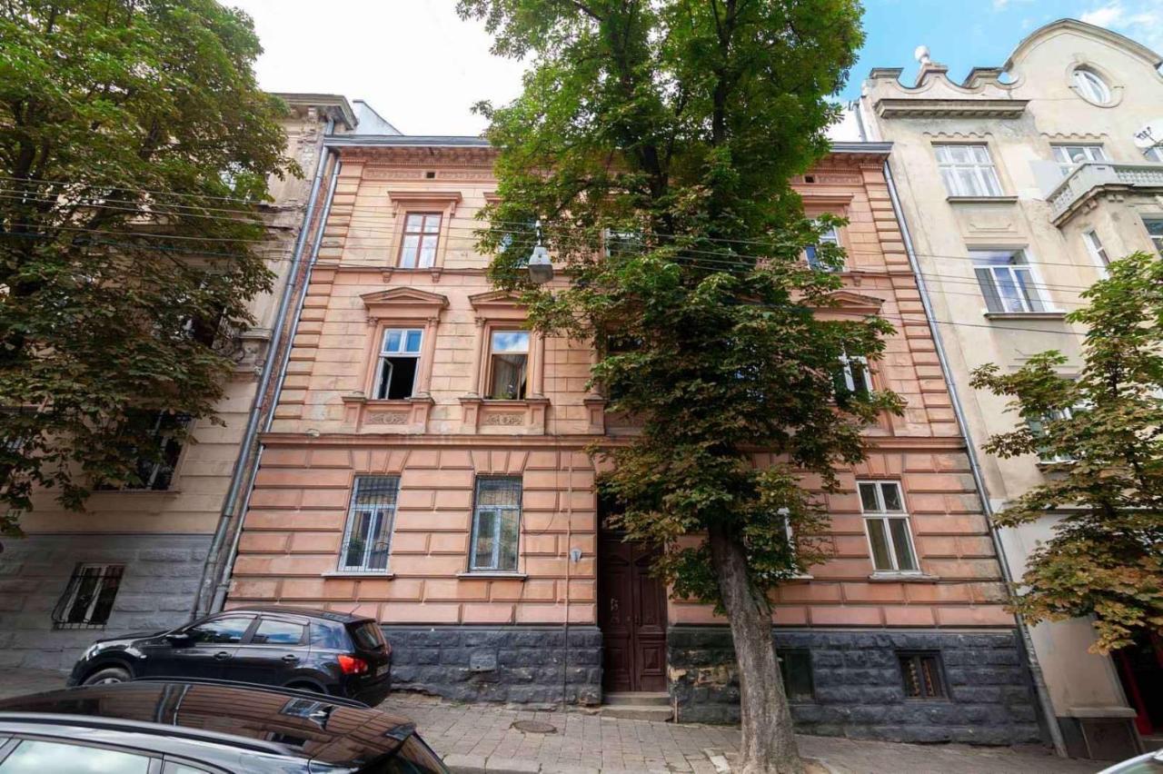 Lovely On Drahomanova Street *
